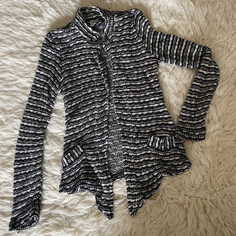 Black and white sweater with pockets